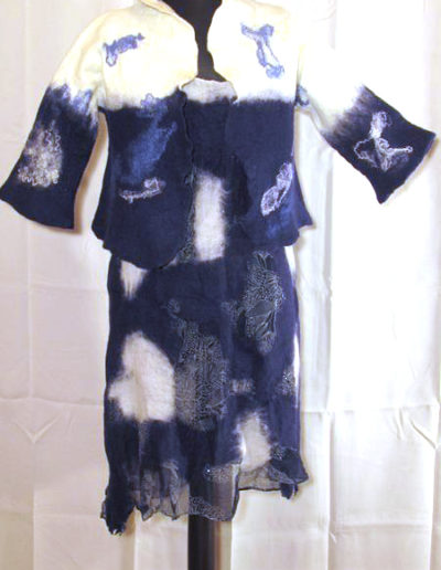 jbm-creation-jacqueline-borruel-feutre-artisanal-ensemble-robe-veste-bleu-blanc-details-motifs-subtiles