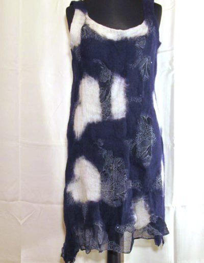 jbm-creation-jacqueline-borruel-feutre-artisanal-robe-bleu-blanc-details-motifs-subtiles